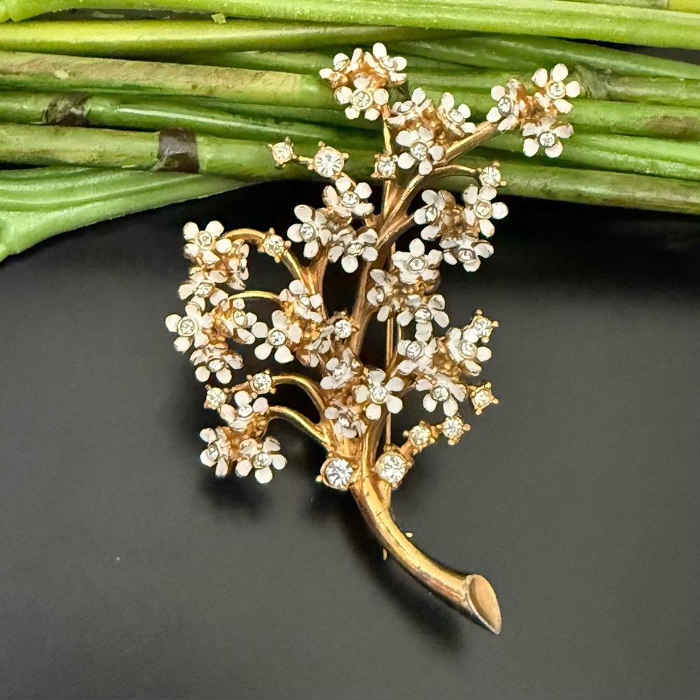 Vintage MARVELLA Gold-tone White Enamel Flowers Rhinestones Brooch 31g.